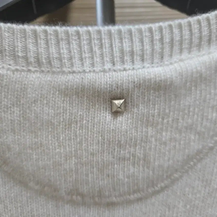 [BUNJANG] Valentino Cashmere Studded Pullover Knit / 발렌티노 캐시미어 스터드 풀오버 니트.