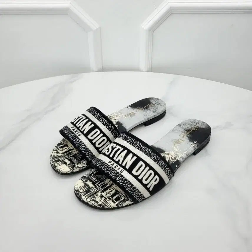 [SOLD OUT] 디올 디웨이 뮬 뉴욕 모티프 자수 KCQ209LIB 37.5