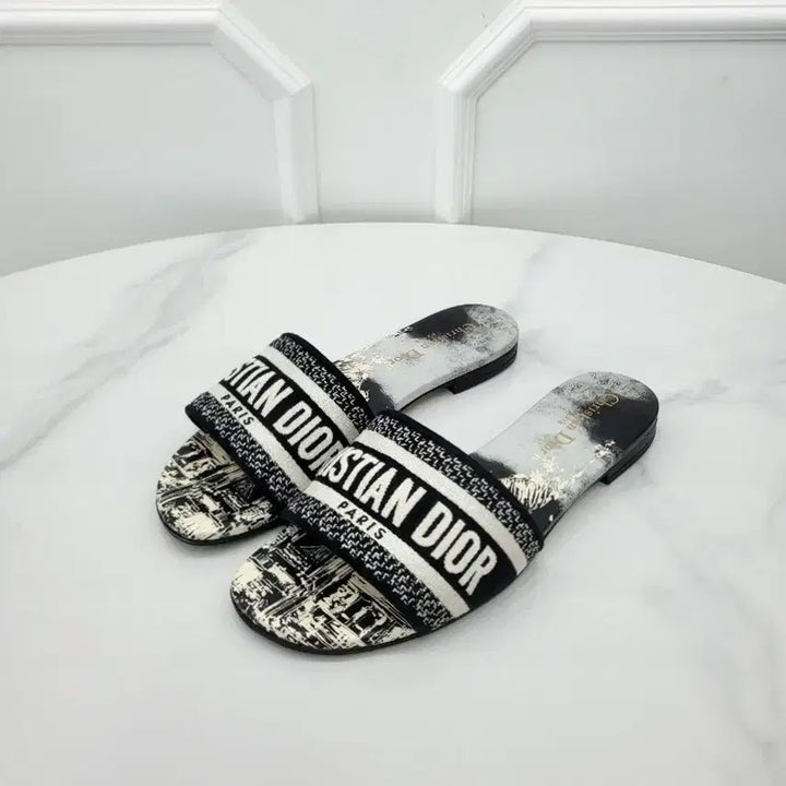 [SOLD OUT] 디올 디웨이 뮬 뉴욕 모티프 자수 KCQ209LIB 37.5