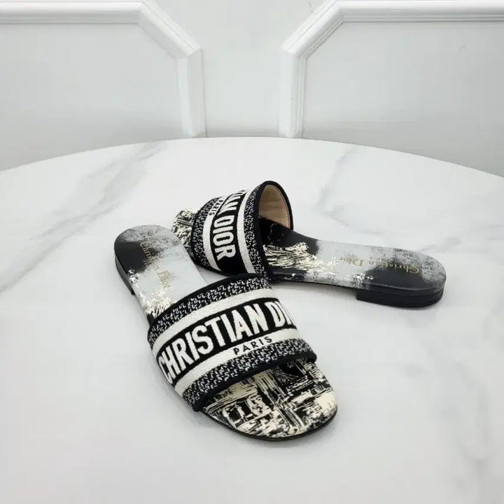 [SOLD OUT] 디올 디웨이 뮬 뉴욕 모티프 자수 KCQ209LIB 37.5