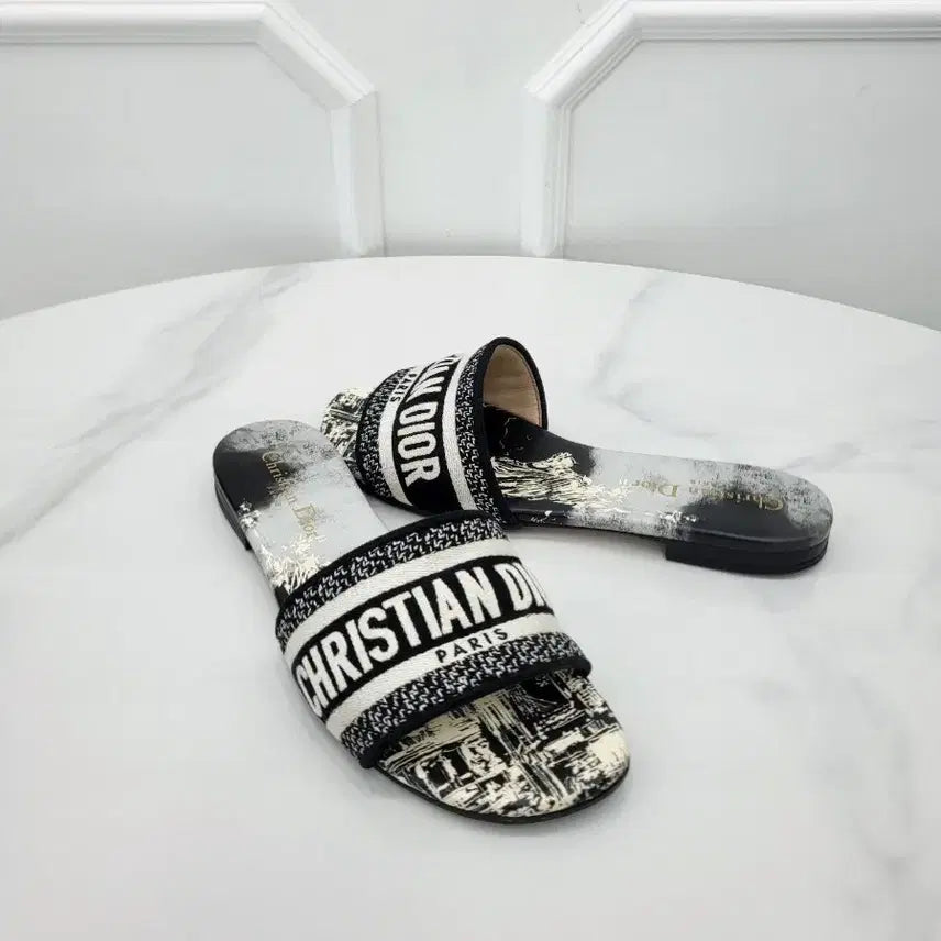 [SOLD OUT] 디올 디웨이 뮬 뉴욕 모티프 자수 KCQ209LIB 37.5