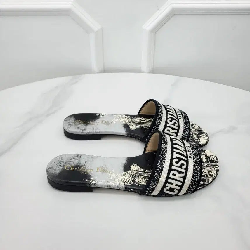 [SOLD OUT] 디올 디웨이 뮬 뉴욕 모티프 자수 KCQ209LIB 37.5