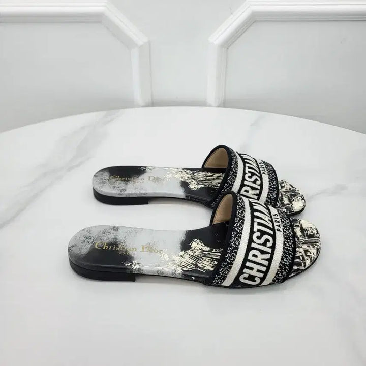 [SOLD OUT] 디올 디웨이 뮬 뉴욕 모티프 자수 KCQ209LIB 37.5