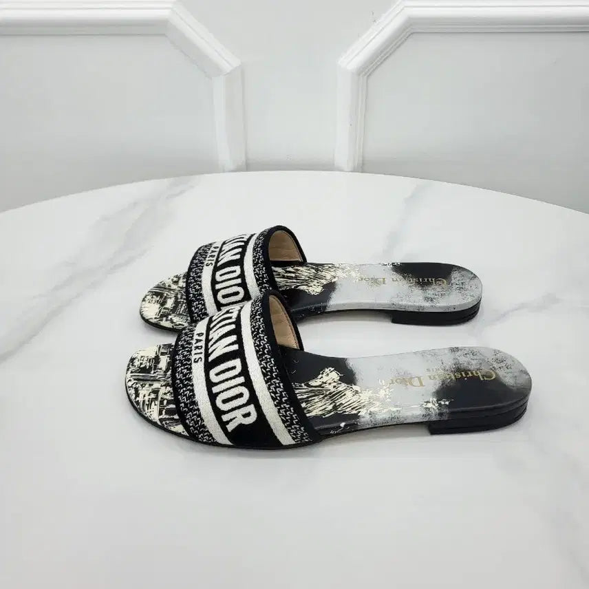 [SOLD OUT] 디올 디웨이 뮬 뉴욕 모티프 자수 KCQ209LIB 37.5