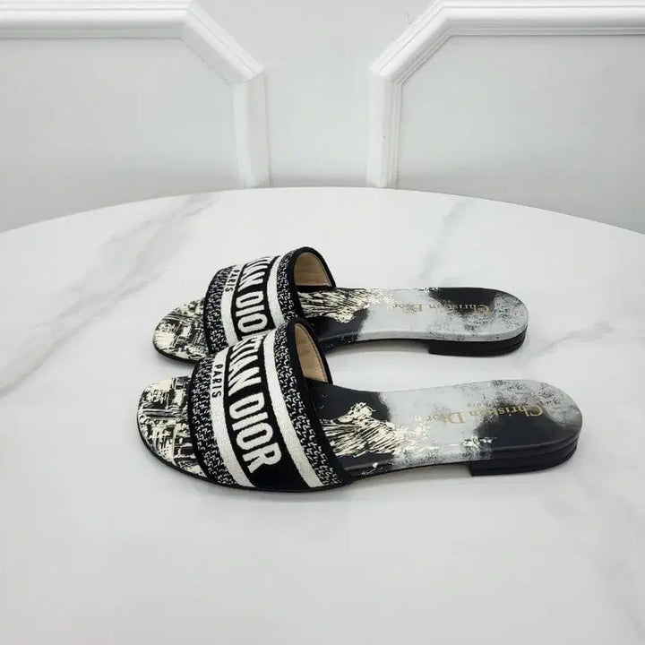 [SOLD OUT] 디올 디웨이 뮬 뉴욕 모티프 자수 KCQ209LIB 37.5