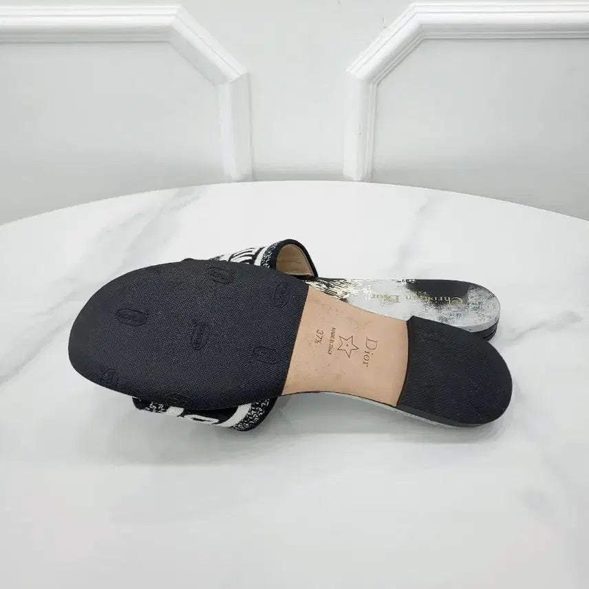[SOLD OUT] 디올 디웨이 뮬 뉴욕 모티프 자수 KCQ209LIB 37.5