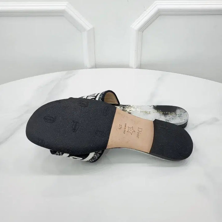 [SOLD OUT] 디올 디웨이 뮬 뉴욕 모티프 자수 KCQ209LIB 37.5