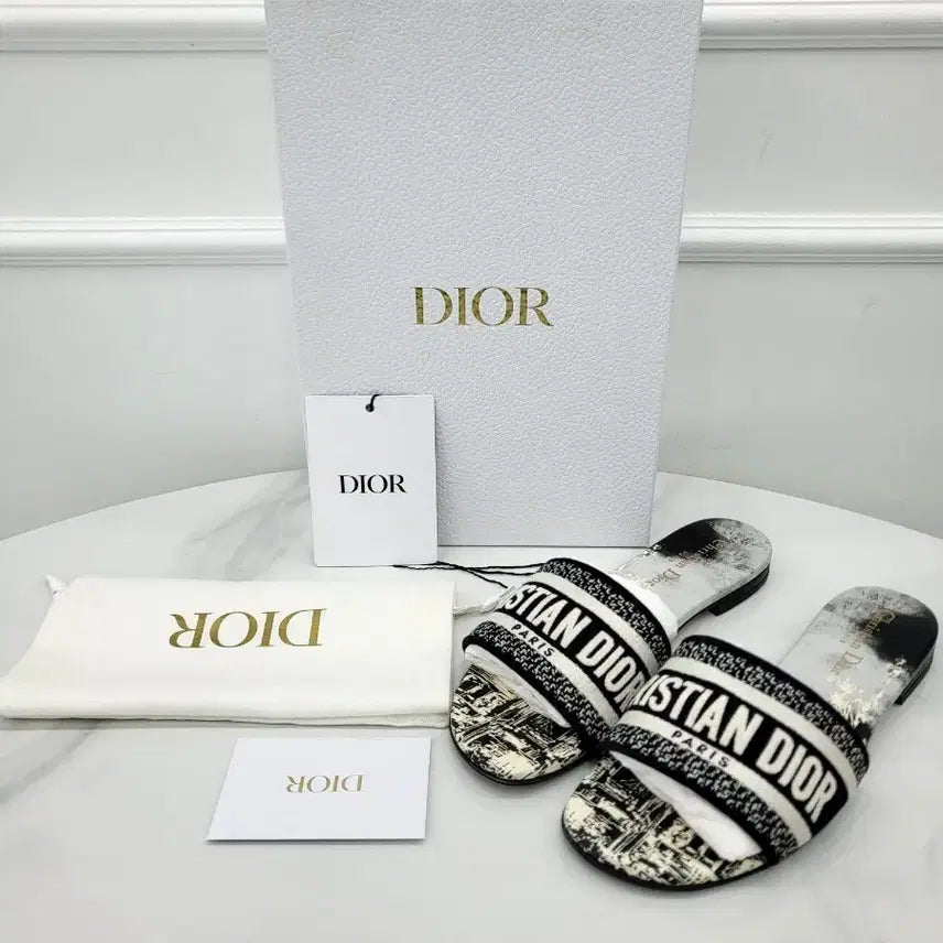 [SOLD OUT] 디올 디웨이 뮬 뉴욕 모티프 자수 KCQ209LIB 37.5