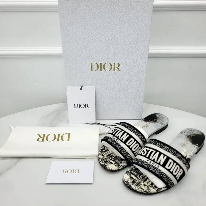 [SOLD OUT] 디올 디웨이 뮬 뉴욕 모티프 자수 KCQ209LIB 37.5