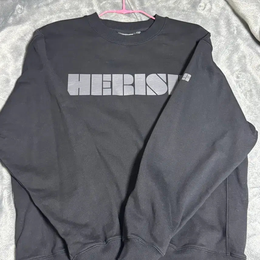 [BUNJANG] Herish Logo Black Sweatshirt / 헤리쉬 로고 맨투맨 검정 블랙 스웨트서츠