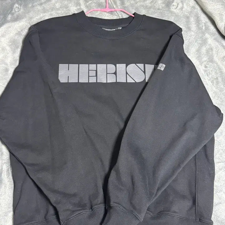 [BUNJANG] Herish Logo Black Sweatshirt / 헤리쉬 로고 맨투맨 검정 블랙 스웨트서츠