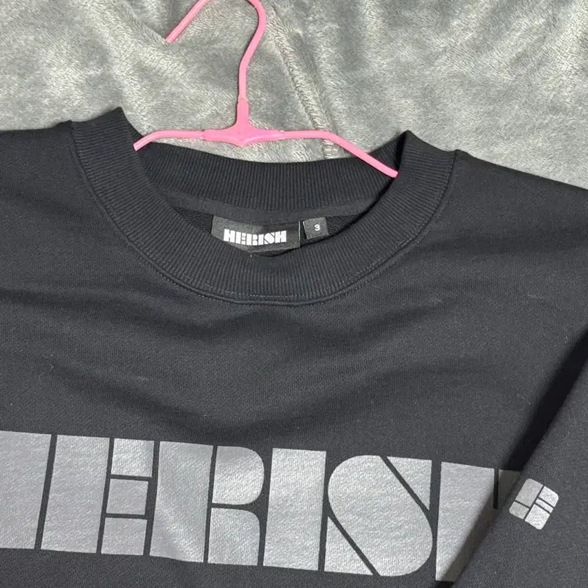 [BUNJANG] Herish Logo Black Sweatshirt / 헤리쉬 로고 맨투맨 검정 블랙 스웨트서츠