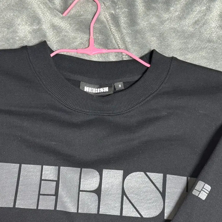 [BUNJANG] Herish Logo Black Sweatshirt / 헤리쉬 로고 맨투맨 검정 블랙 스웨트서츠