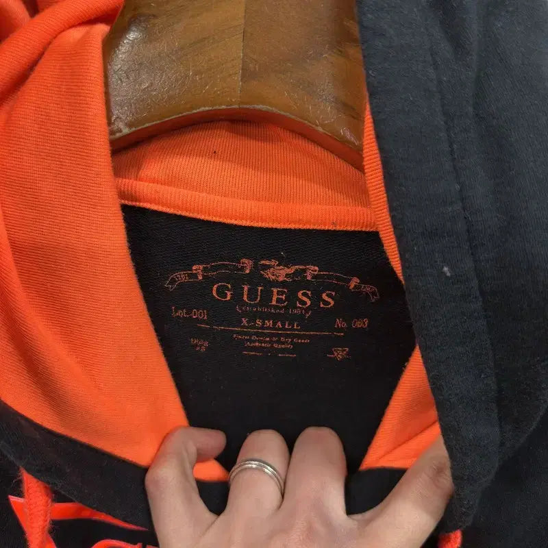 [SOLD OUT] 게스 캐주얼 빅형광로고 후드티 XS A04789