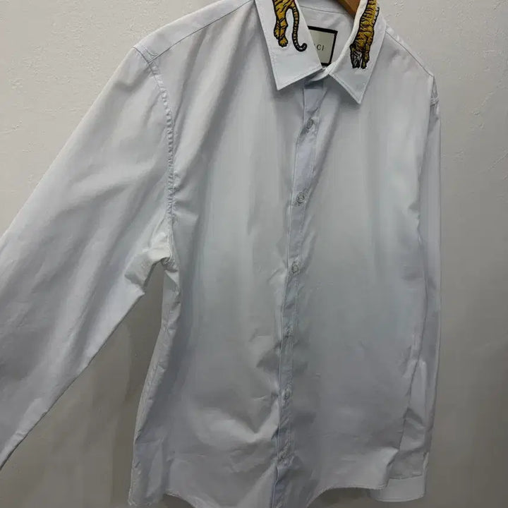 [SOLD OUT] 정품) 구찌 타이거 자수 라이트블루 셔츠 39(M)
