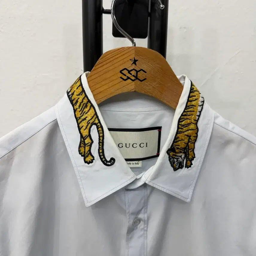 [SOLD OUT] 정품) 구찌 타이거 자수 라이트블루 셔츠 39(M)