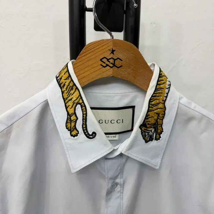 [SOLD OUT] 정품) 구찌 타이거 자수 라이트블루 셔츠 39(M)