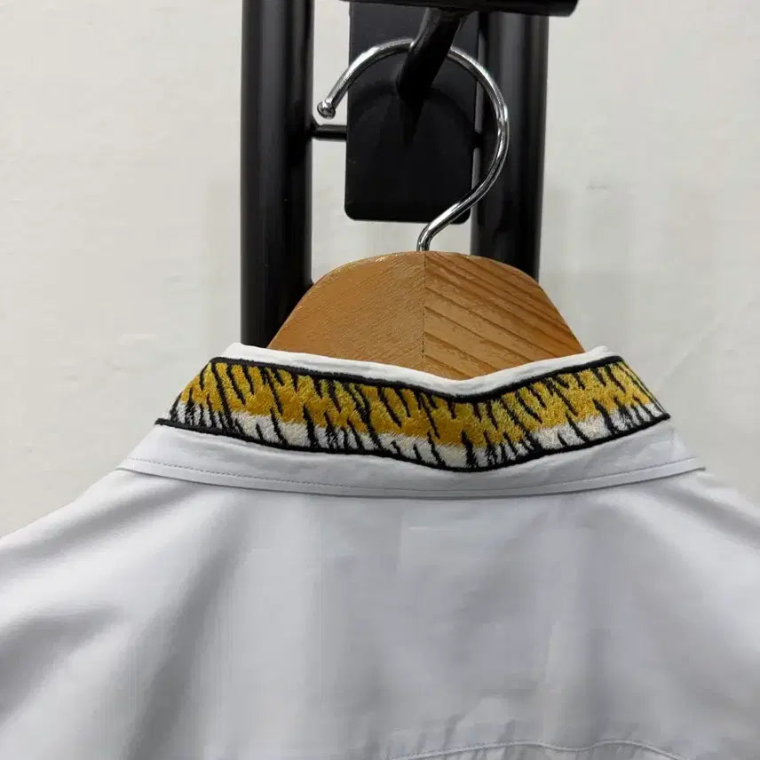 [SOLD OUT] 정품) 구찌 타이거 자수 라이트블루 셔츠 39(M)