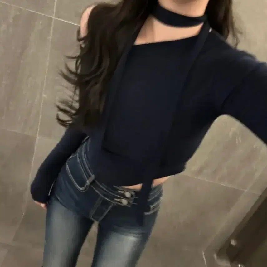 [BUNJANG] Unbalanced Off-Shoulder Crop Top with Scarf / 머플러 언발 반 오프숄더 크롭 긴팔티(스카프 set)