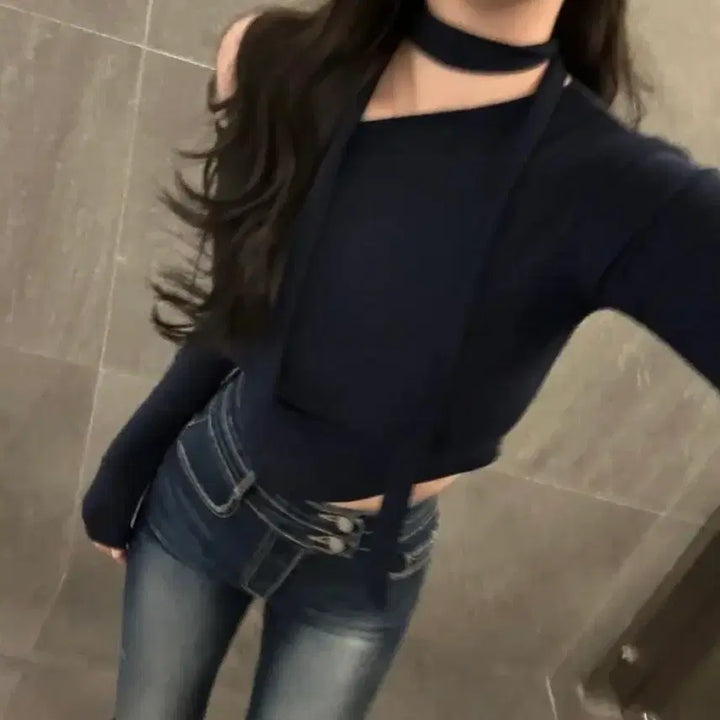 [BUNJANG] Unbalanced Off-Shoulder Crop Top with Scarf / 머플러 언발 반 오프숄더 크롭 긴팔티(스카프 set)