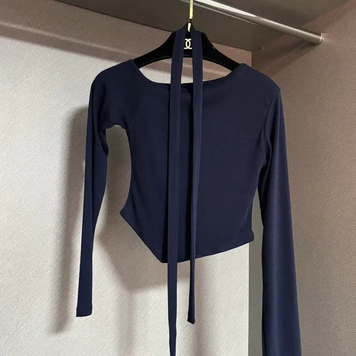 [BUNJANG] Unbalanced Off-Shoulder Crop Top with Scarf / 머플러 언발 반 오프숄더 크롭 긴팔티(스카프 set)