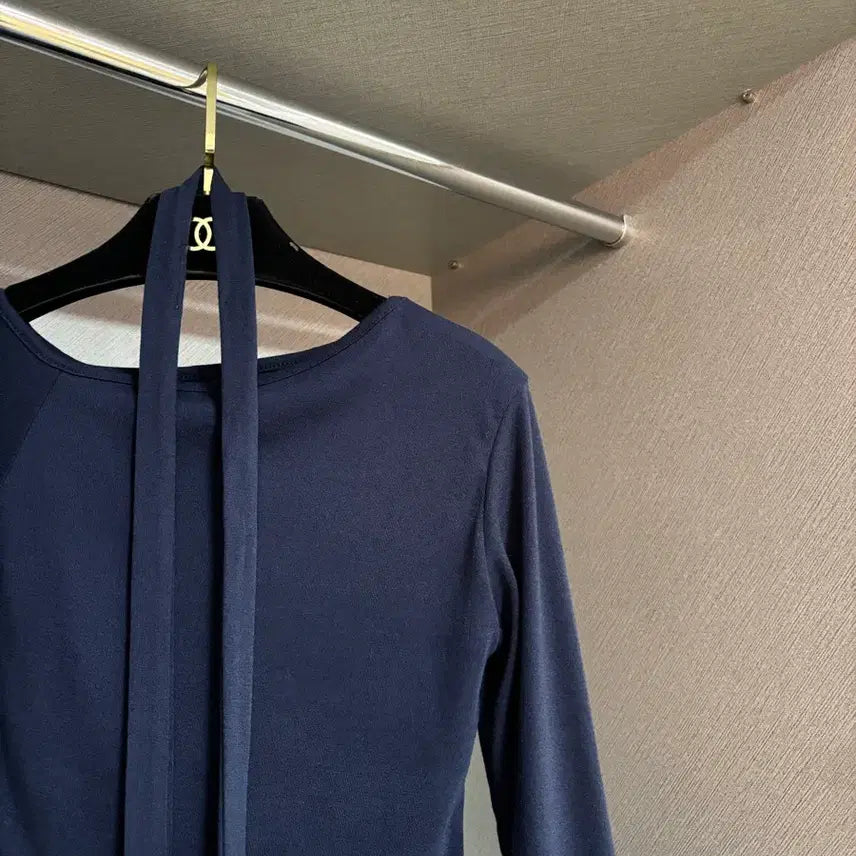 [BUNJANG] Unbalanced Off-Shoulder Crop Top with Scarf / 머플러 언발 반 오프숄더 크롭 긴팔티(스카프 set)