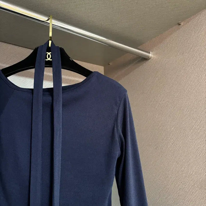 [BUNJANG] Unbalanced Off-Shoulder Crop Top with Scarf / 머플러 언발 반 오프숄더 크롭 긴팔티(스카프 set)