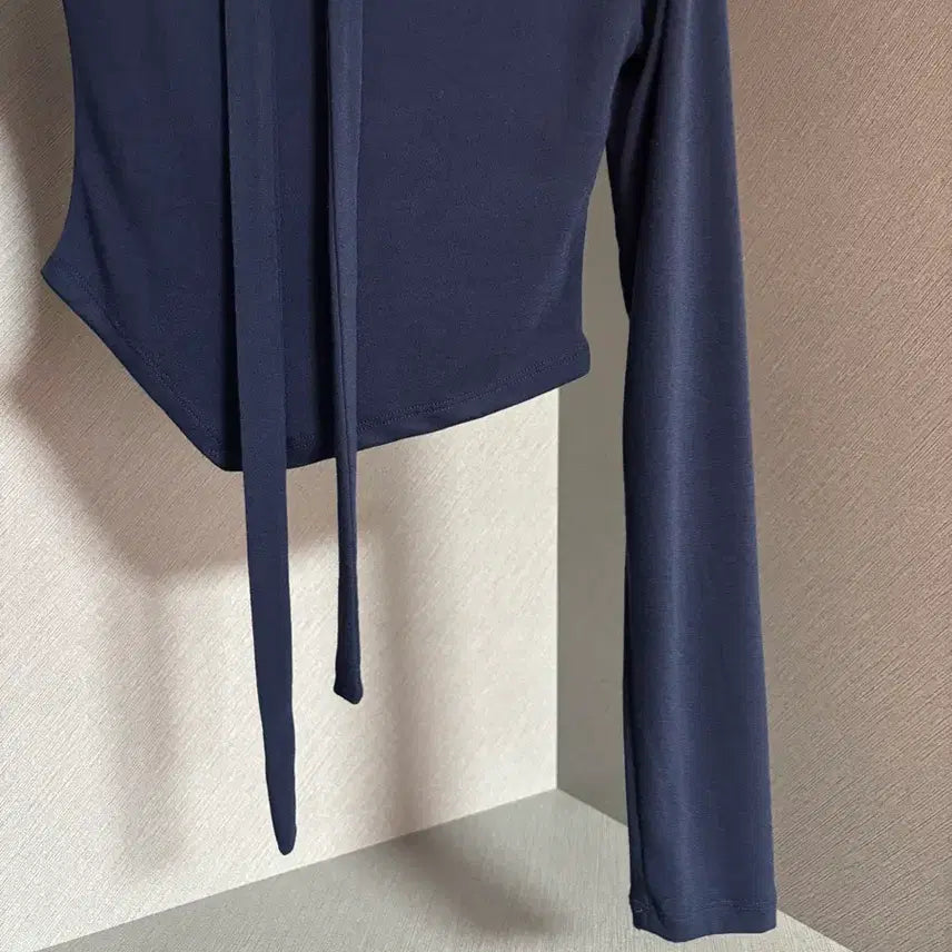 [BUNJANG] Unbalanced Off-Shoulder Crop Top with Scarf / 머플러 언발 반 오프숄더 크롭 긴팔티(스카프 set)