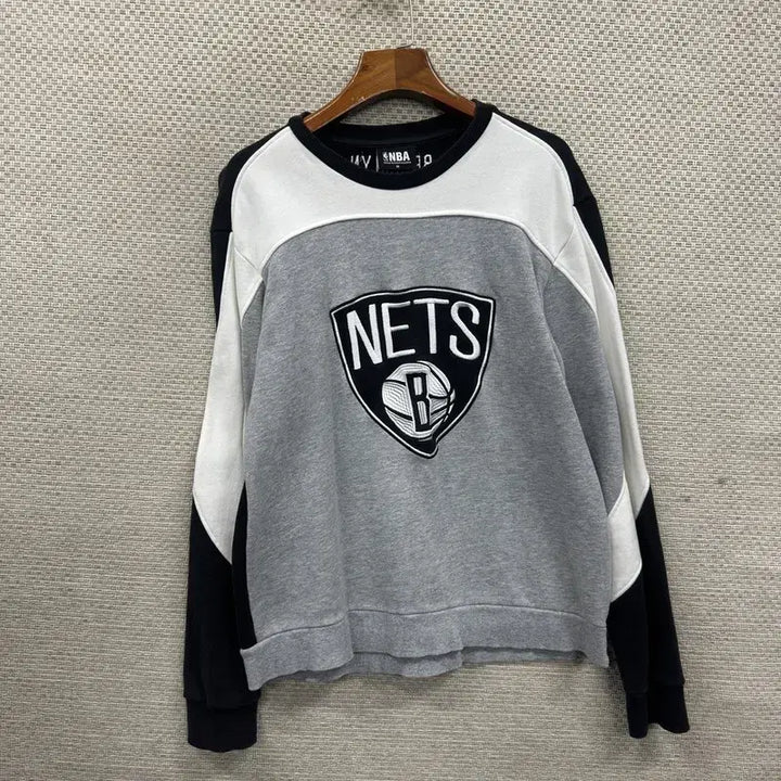 [SOLD OUT] NBA 캐주얼 배색 센터자수 맨투맨 M M09856