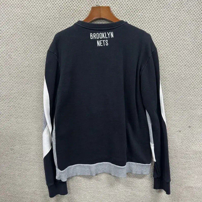 [SOLD OUT] NBA 캐주얼 배색 센터자수 맨투맨 M M09856
