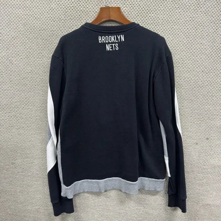 [SOLD OUT] NBA 캐주얼 배색 센터자수 맨투맨 M M09856