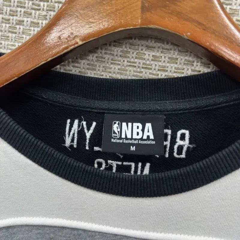 [SOLD OUT] NBA 캐주얼 배색 센터자수 맨투맨 M M09856