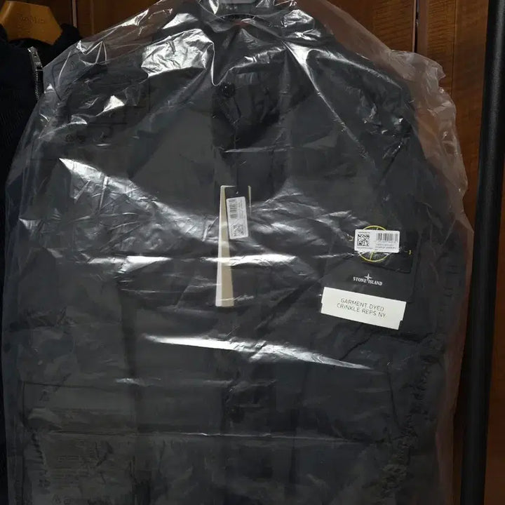 [SOLD OUT] 25FW 스톤아일랜드 크링클랩스 논후드 블랙 패딩 새상품 M