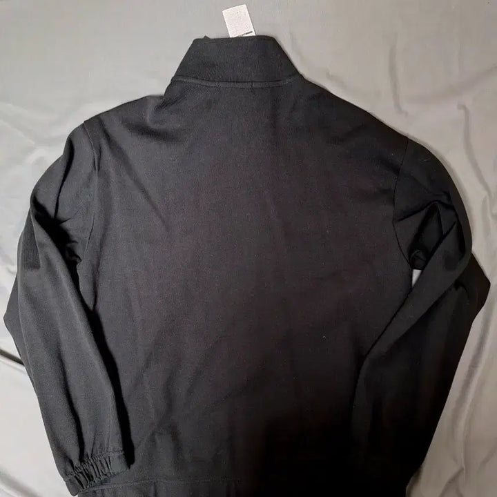 [SOLD OUT] 게스 애슬레저 반넥 집업 새상품 팝니다