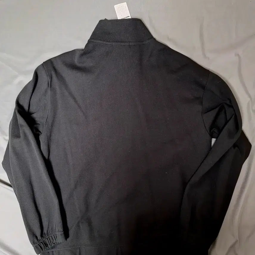 [SOLD OUT] 게스 애슬레저 반넥 집업 새상품 팝니다