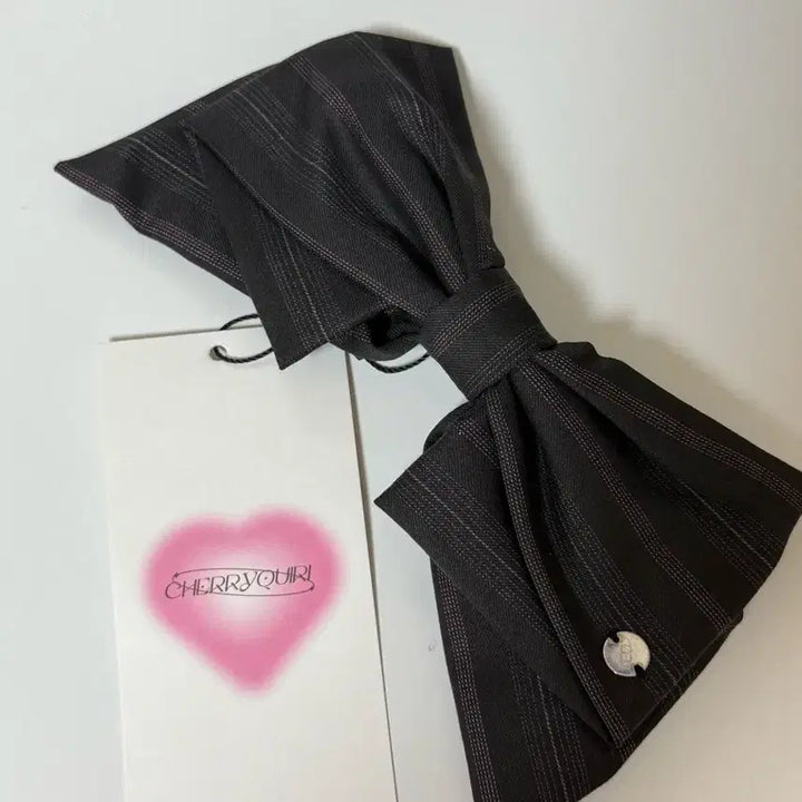 [BUNJANG] Cherry Bullet Cherry Kuri Big Ribbon Pin / 라뇨 체리퀴리 빅 리본핀 블랙