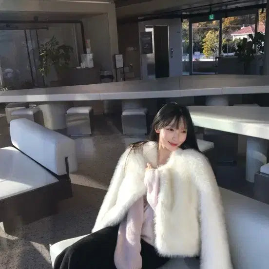 [BUNJANG] Le Sserafim Blanc Fur Jacket / 레예마켓 Blanc fur jacket 퍼자켓(마지막 가격내림)