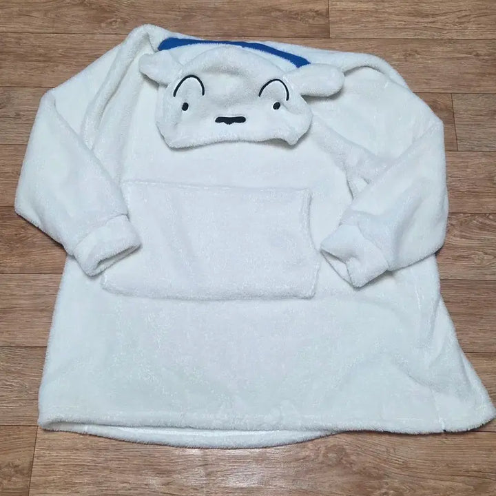 [BUNJANG] Ddancomma White Dog Big Hooded Blanket / 댄꼼마 짱구 흰둥이 빅후드 티셔츠 담요