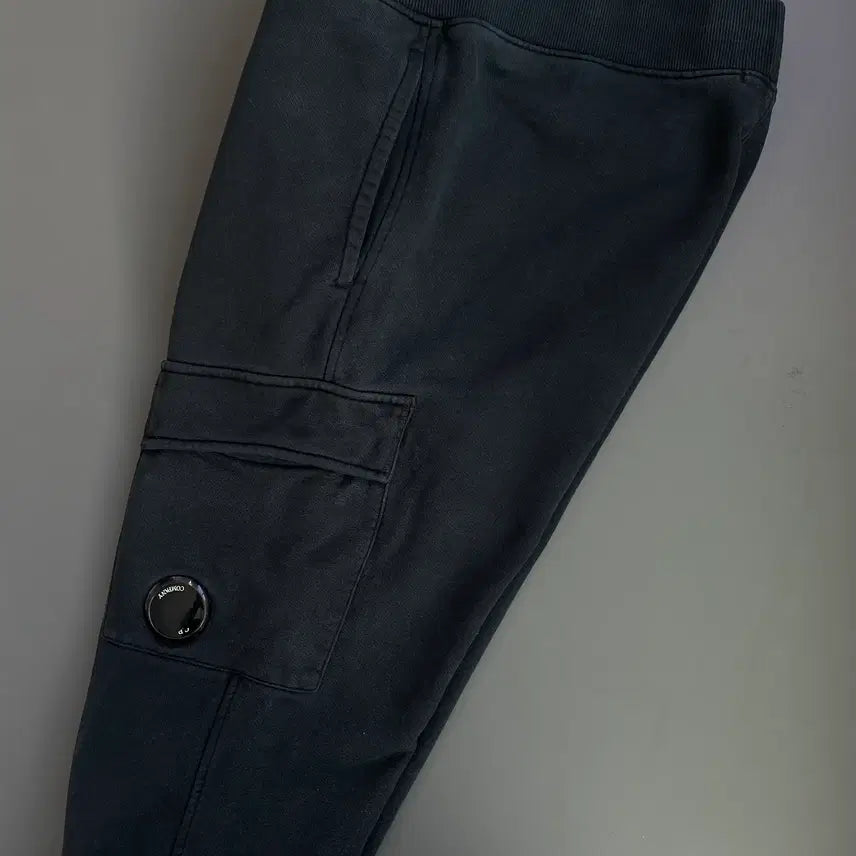 [BUNJANG] CP Company Diagonal Lens Fleece Jogger Pants / [M] CP컴퍼니 다이애그널 렌즈 플리스 조거 팬츠