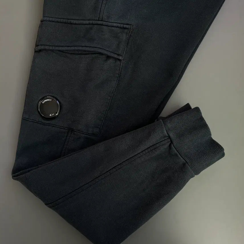 [BUNJANG] CP Company Diagonal Lens Fleece Jogger Pants / [M] CP컴퍼니 다이애그널 렌즈 플리스 조거 팬츠
