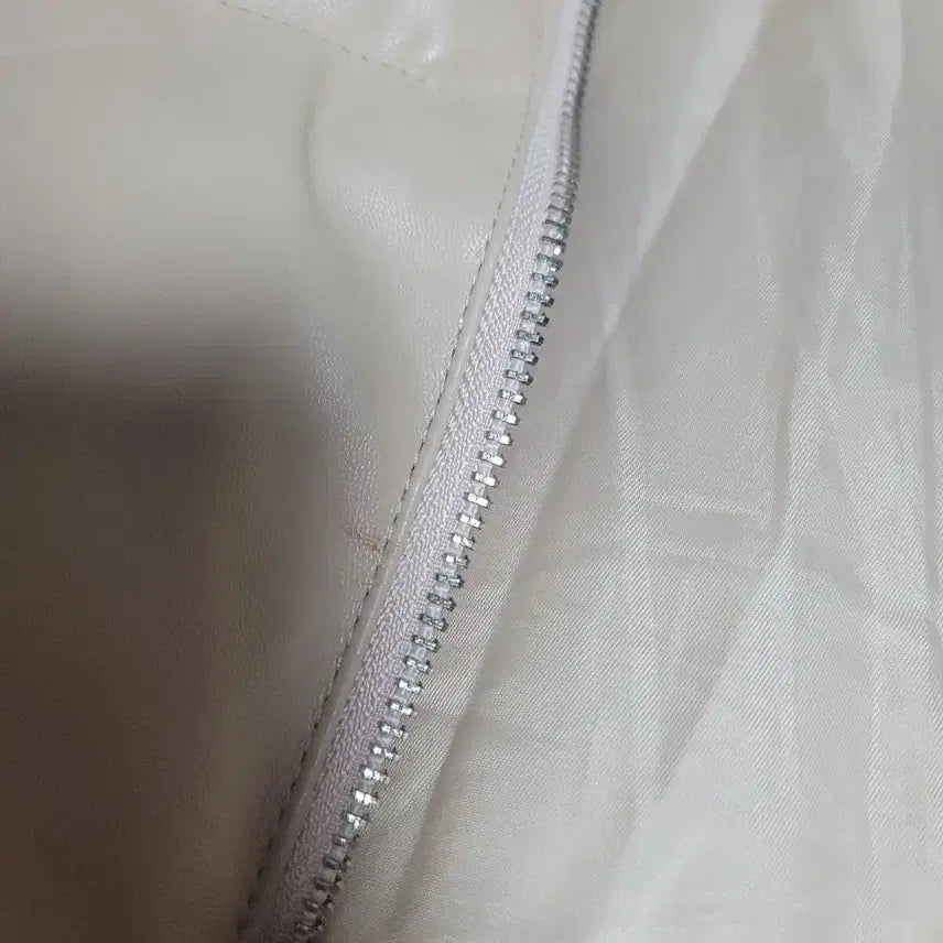[BUNJANG] AGIT Faux Leather Padded Vest Beige / AGIT 페이크 레더 패딩 힙한 오버사이즈 조끼 베이지
