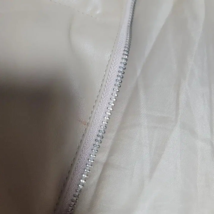 [BUNJANG] AGIT Faux Leather Padded Vest Beige / AGIT 페이크 레더 패딩 힙한 오버사이즈 조끼 베이지