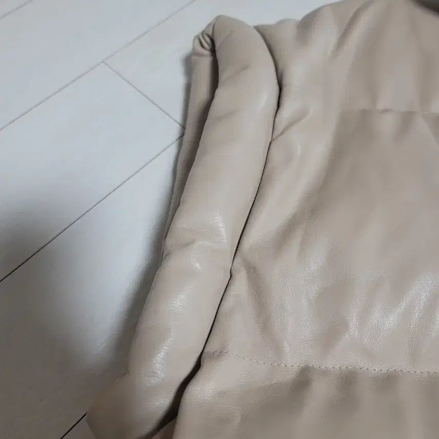 [BUNJANG] AGIT Faux Leather Padded Vest Beige / AGIT 페이크 레더 패딩 힙한 오버사이즈 조끼 베이지