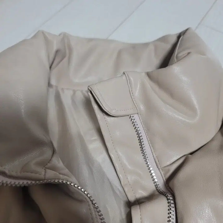 [BUNJANG] AGIT Faux Leather Padded Vest Beige / AGIT 페이크 레더 패딩 힙한 오버사이즈 조끼 베이지