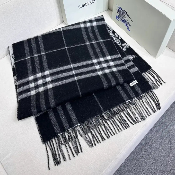 [BUNJANG] Burberry Logo Print Muffler Black/White / 버버리 로고 프린트 머플러 블랙/화이트