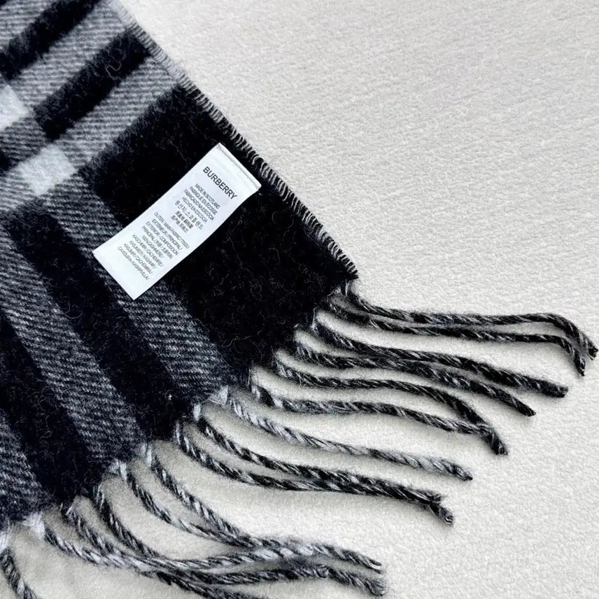 [BUNJANG] Burberry Logo Print Muffler Black/White / 버버리 로고 프린트 머플러 블랙/화이트
