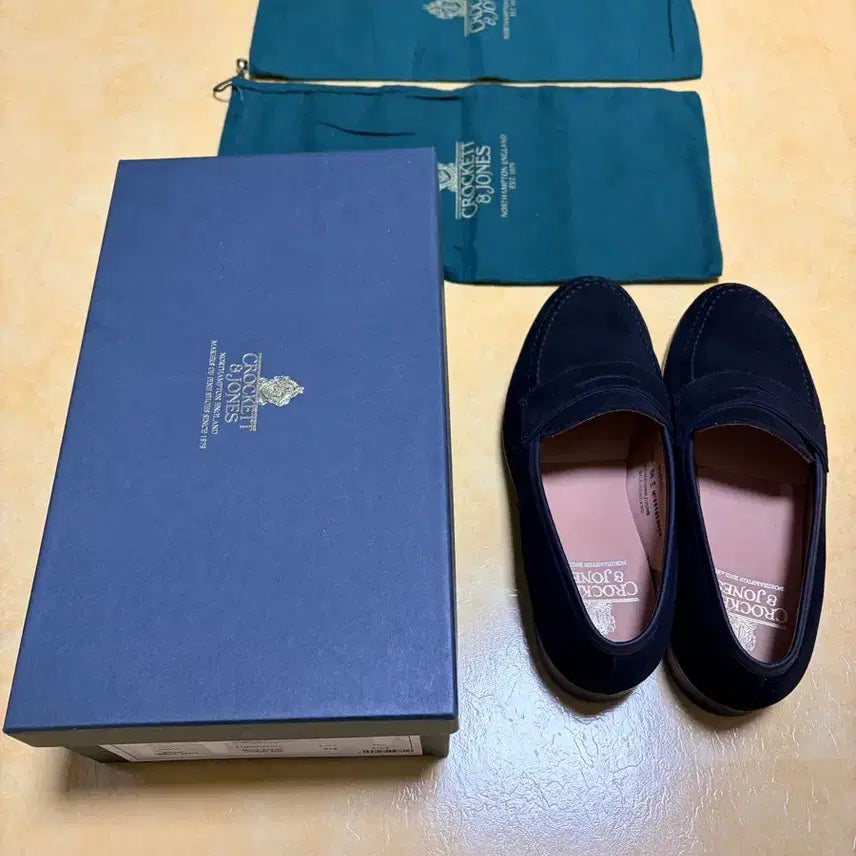 [SOLD OUT] 새상품) 크로켓 앤 존스 보스턴 블랙 스웨이드 로퍼 6.5UK