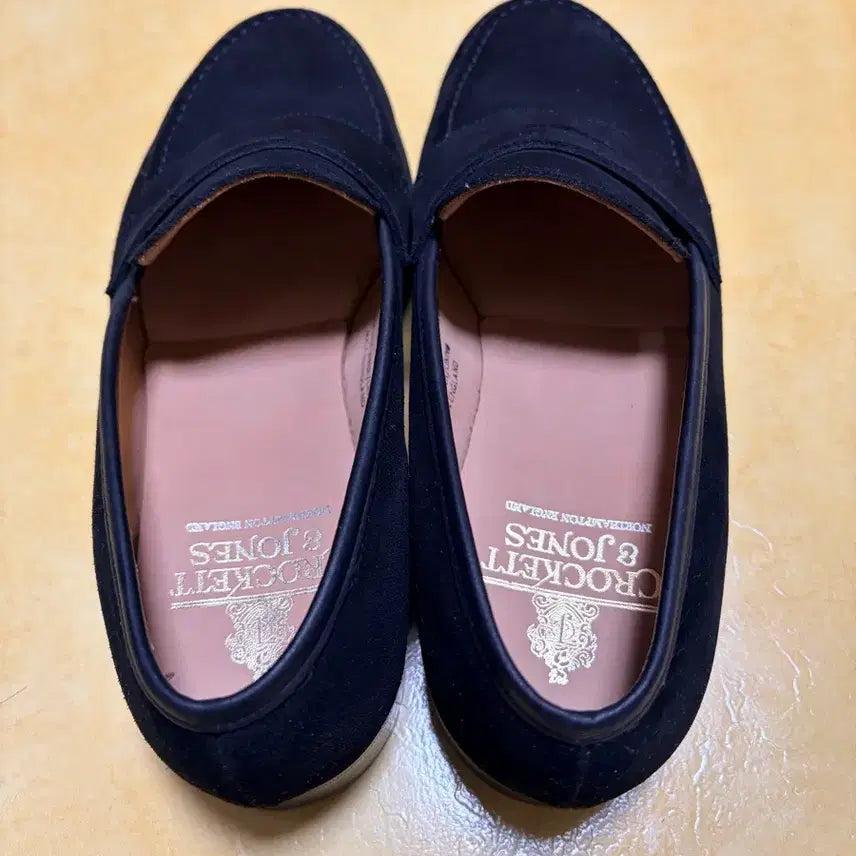 [SOLD OUT] 새상품) 크로켓 앤 존스 보스턴 블랙 스웨이드 로퍼 6.5UK