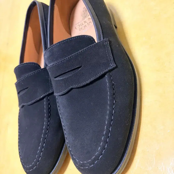 [SOLD OUT] 새상품) 크로켓 앤 존스 보스턴 블랙 스웨이드 로퍼 6.5UK