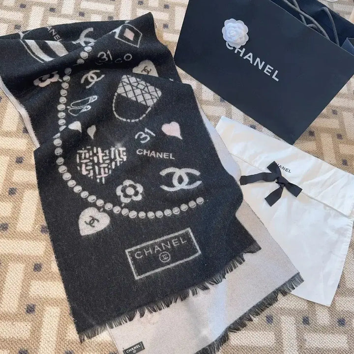[BUNJANG] Chanel Black and White Logo Muffler / 샤넬 블랙 앤 화이트 로고 머플러
